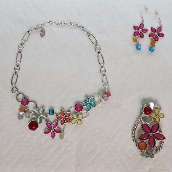 *New Low Price!* Caracol Retro Floral Necklace Set - Picture 2 of 9
